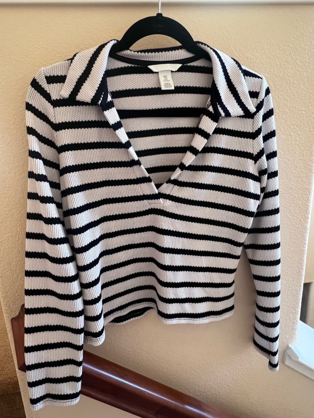 Flattering and classic H&M lL/S black & off white horizontal striped top  Size M